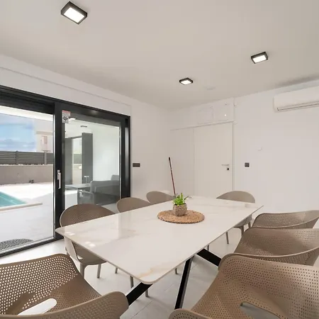 Mari- Royale Villa *