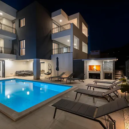 Mari- Royale Villa
