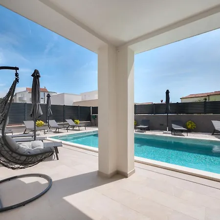 Mari- Royale Vila